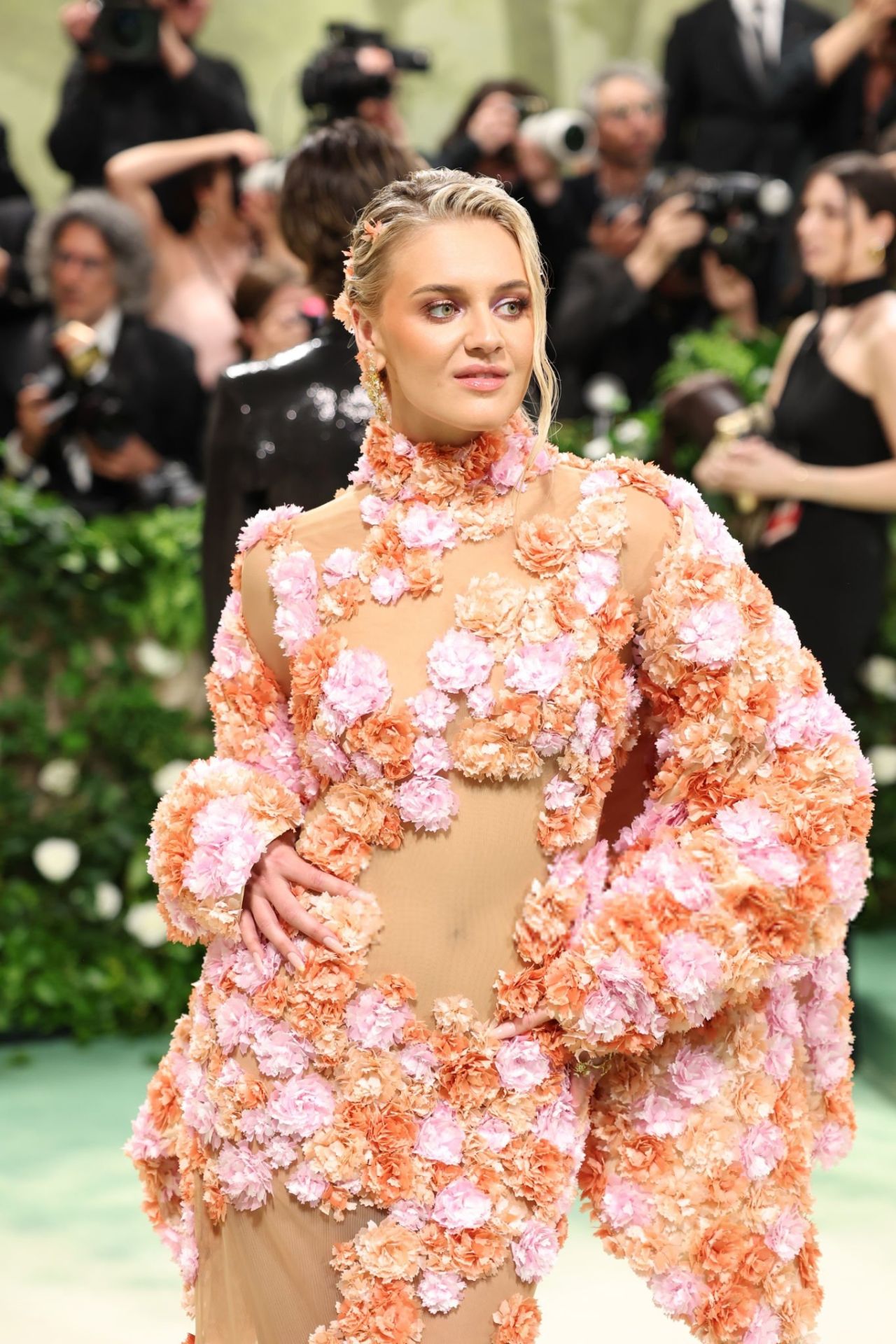 KELSEA BALLERINI AND CHASE STOKES MAKE A STUNNING DEBUT AT THE 2024 MET GALA IN NEW YORK05